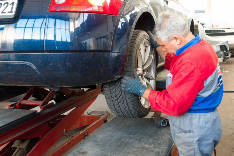 boutique-SOLLIES TOUCAS-min_auto_repair_repair_lift_auto_mechanic_work_clothes_master_professional_man_of_the_fold-685629