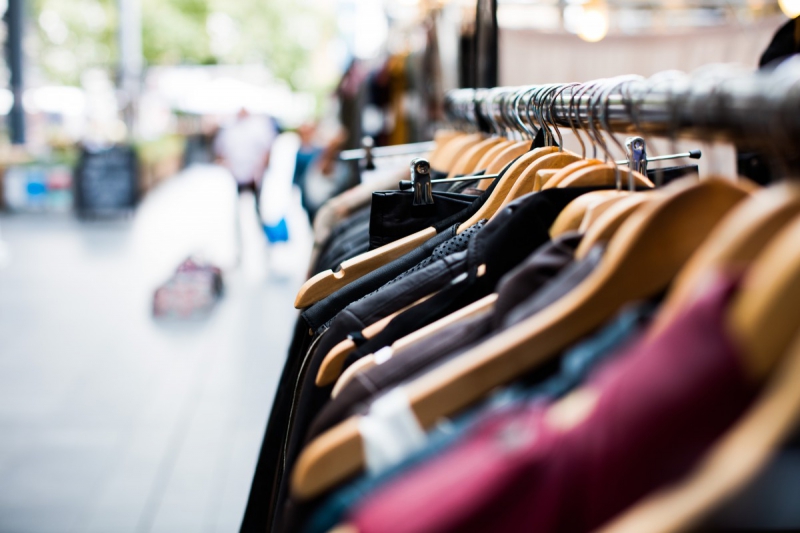 boutique-SOLLIES TOUCAS-min_blur_close_up_focus_hanger_jacket_market_people_rack-1176303